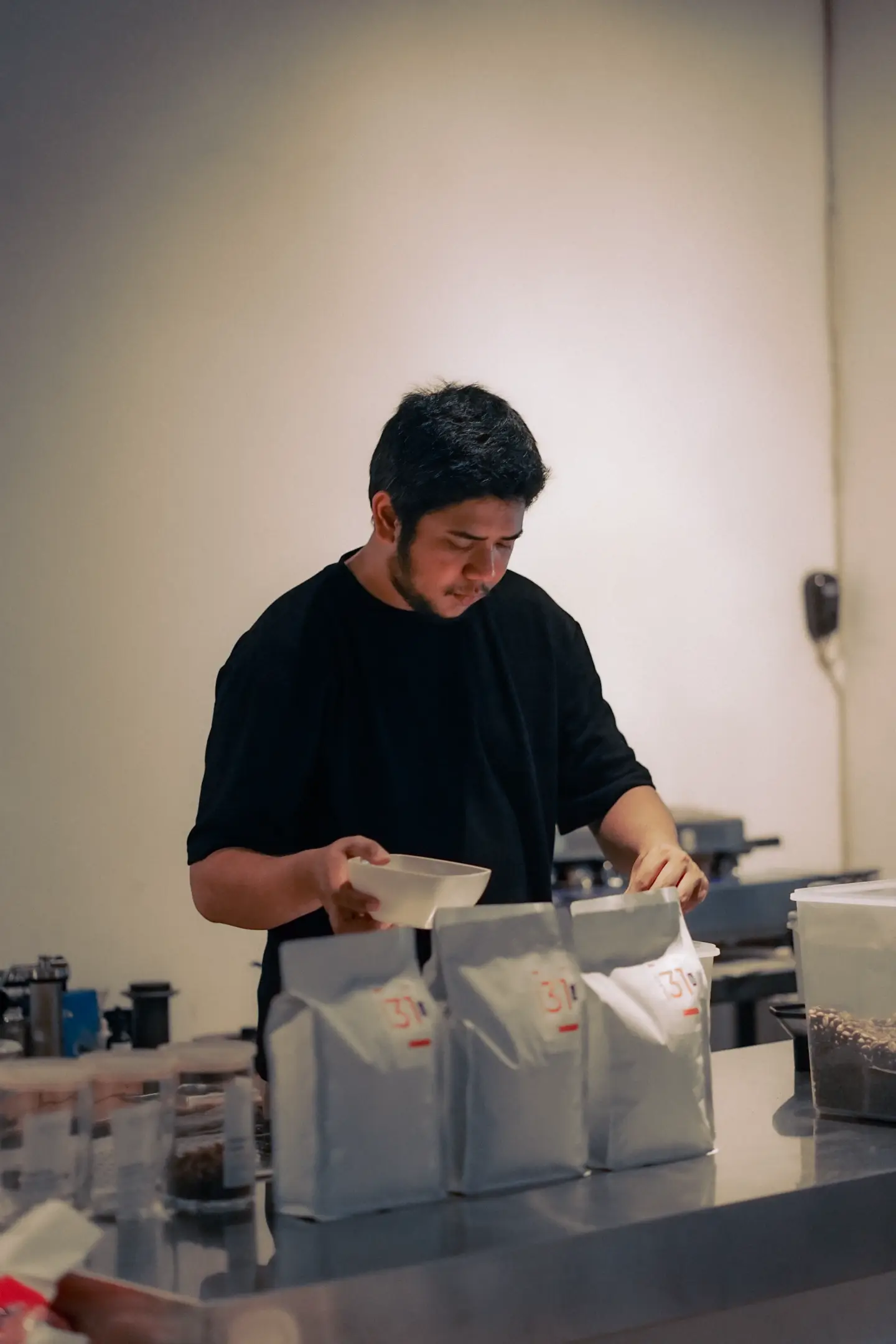 Suasana proses roasting dan peracikan kopi Kofind